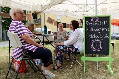 Ötletadók beszélgetnek Kovács Kamilla városházi referenssel a Részvételi program kiliáni standjánál (2022. június 25.), fotó: Juhász Ákos