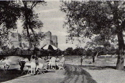 „Diósgyőri Tapolca-fürdő Rt. standfürdője. 30 -as évek” (forrás: Facebook)