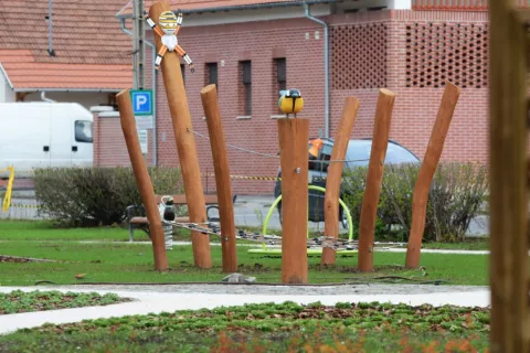 A Diósgyőrben, a Blaha Lujza utca és a Nagy Lajos király útja találkozásánál fekvő közterületen 2021-ben kialakított játszótér és park hivatalos neve ez lesz: Aranykapu kert