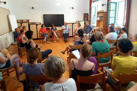 Varga Andrea ahogy a rádióban, úgy Kunbábonyban is a miskolci részvételi tapasztalatokról számolhatott be